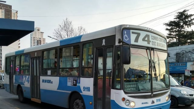 Es chofer de colectivo de la Línea 74 y creó un grupo de WhatsApp para avisarle a los pasajeros "por donde anda".