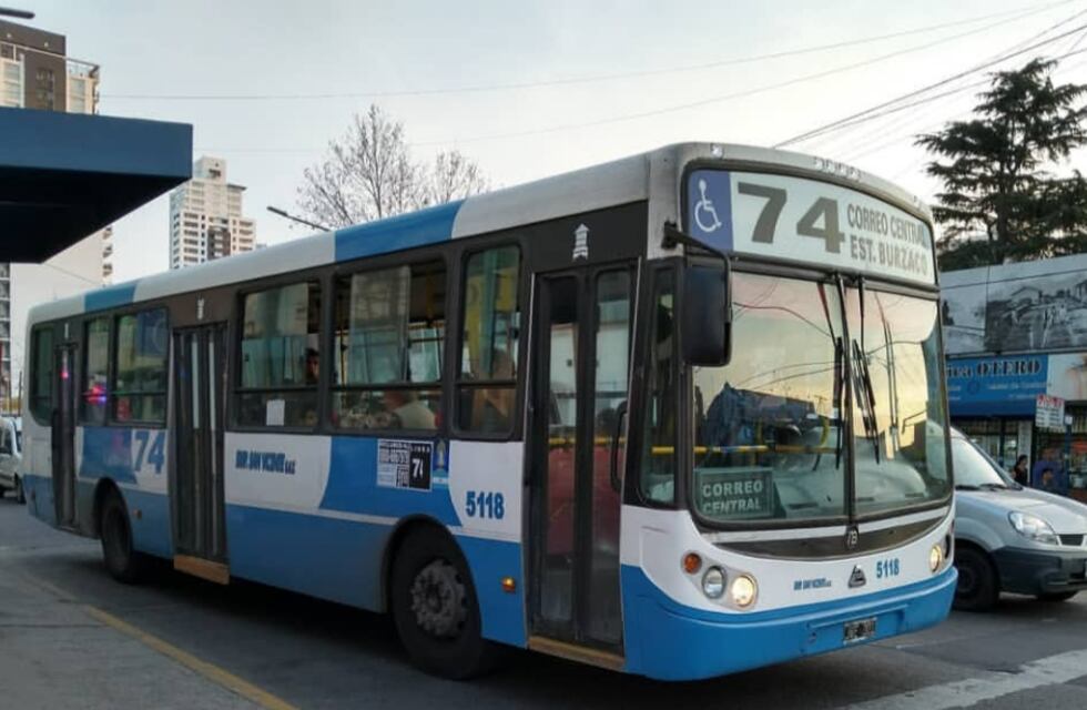 Es chofer de colectivo y creó un grupo de WhatsApp para avisarle a los pasajeros “por donde anda”