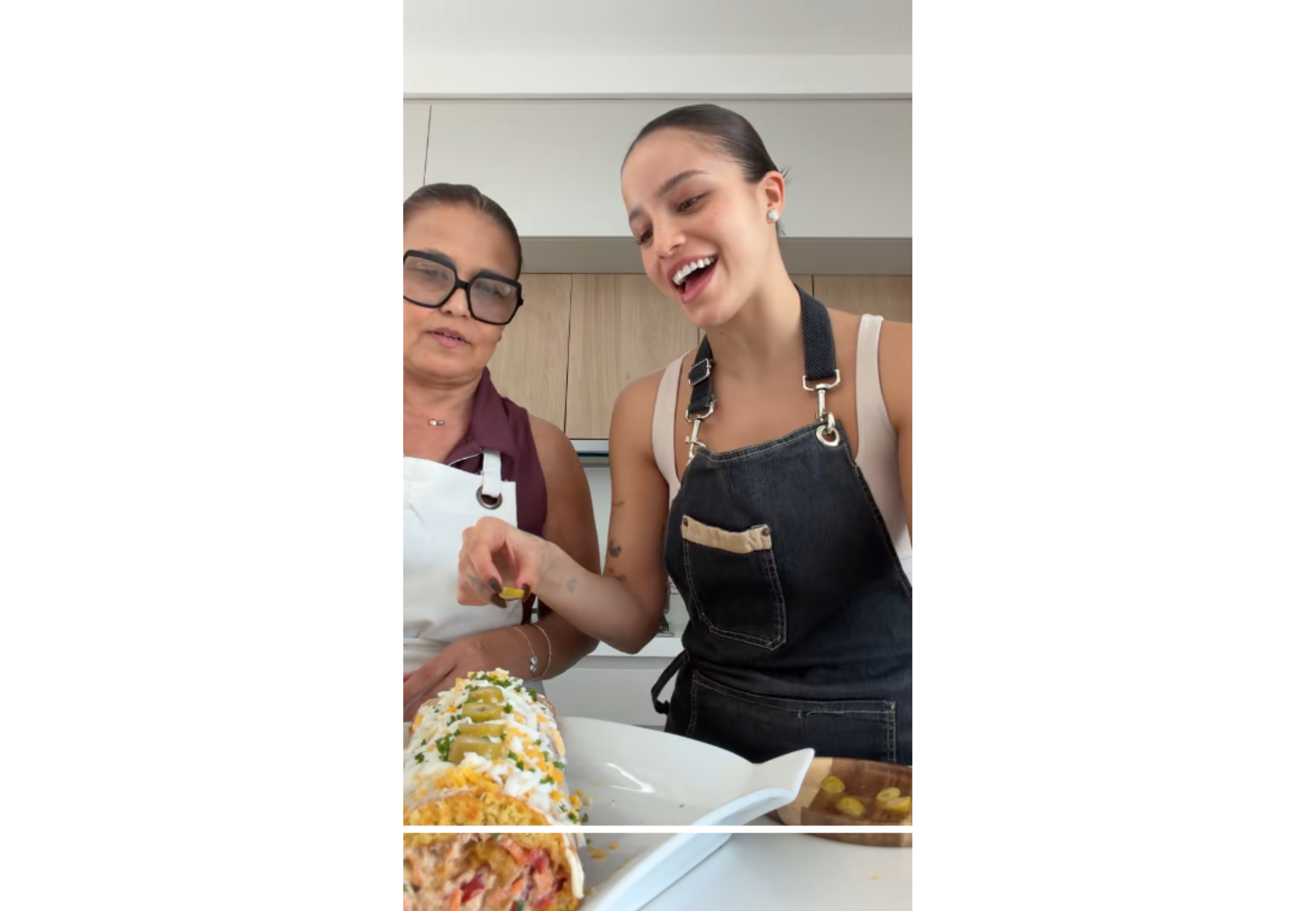 La cantante cocinó junto a su madre.