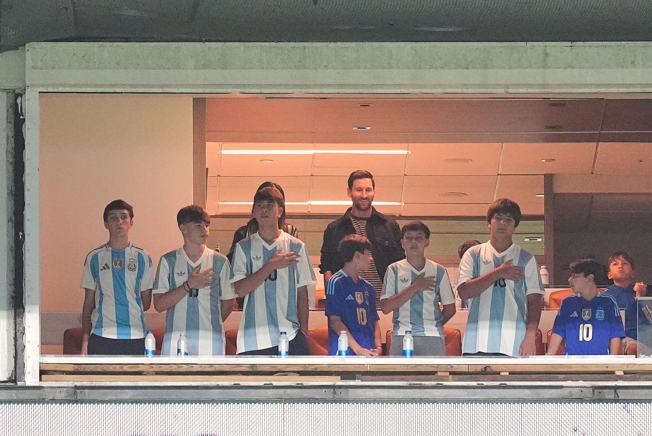 Messi en el palco siguiendo el amistoso de Argentina. (AP / Rebecca Blackwell).