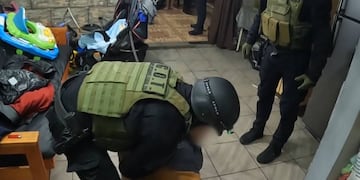 Los uniformados allanaron tres domicilios sobre Guatemala al 200 bis y Casilda al 7400.