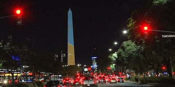 El obelisco se visitó con la bandera de Tierra del Fuego y se proyectó la vigilia en pantalla gigante.