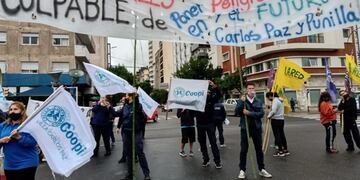 Trabajadores de la Cooperativa Integral frente a la Legislatura en la ciudad de Córdoba, este lunes por la mañana.