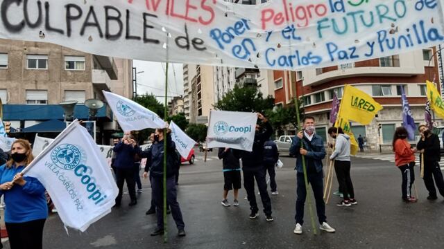 Trabajadores de la Cooperativa Integral frente a la Legislatura en la ciudad de Córdoba, este lunes por la mañana.