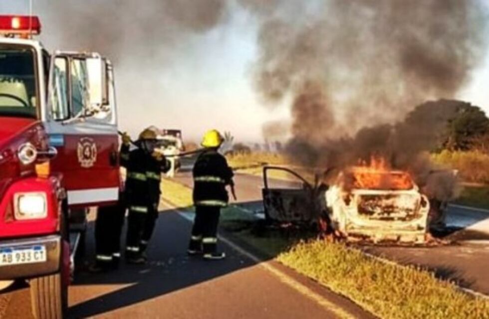 Al menos dos muertos en un choque entre un auto y un micro en Ruta 12