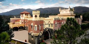 En Valle Hermoso se encuentra este castillo construido en 1870. (El Castillo Hotel Fabrega)