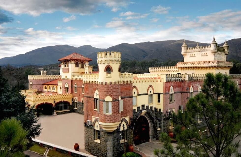 Un castillo medieval en medio de las Sierras de Córdoba: cuánto sale alojarse en el histórico lugar