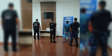 Detienen a dos presuntos dealers en Puerto Iguazú tras intentar huir de un control policial.