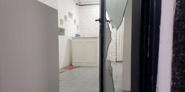 El local de ropa, completamente vaciado por los delincuentes en Avenida Patria.