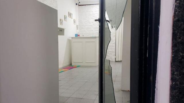 El local de ropa, completamente vaciado por los delincuentes en Avenida Patria.