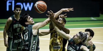 Esquiva. Así como la pelota, se le presenta la victoria a Atenas en esta temporada. (La Liga Contenidos)