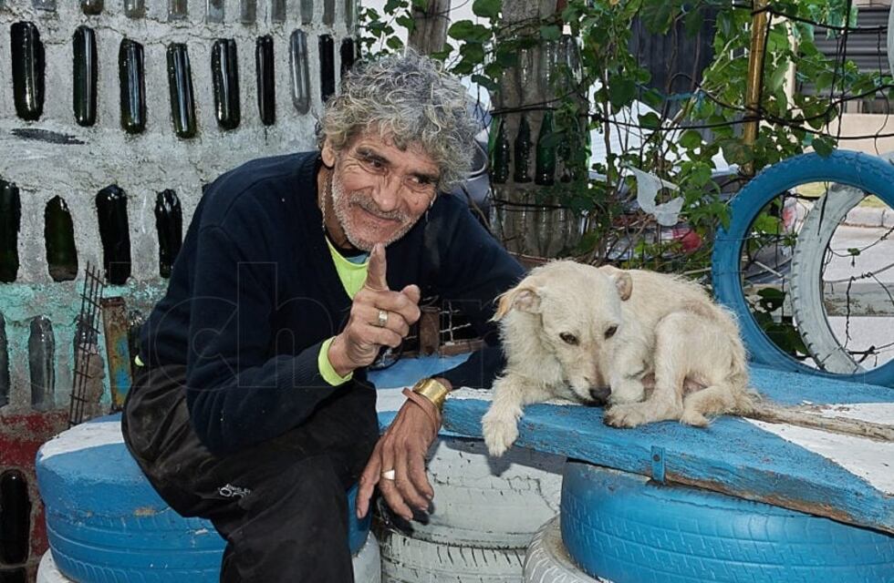 Quién es “El Bicho”, el jubilado villamercedino que junta basura y las transforma en obras de arte