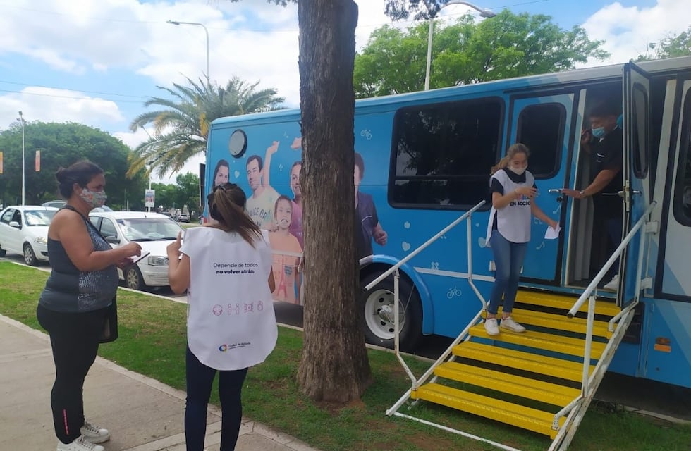 El Ómnibus Sanitario y el Quirófano Móvil continúan recorriendo la ciudad