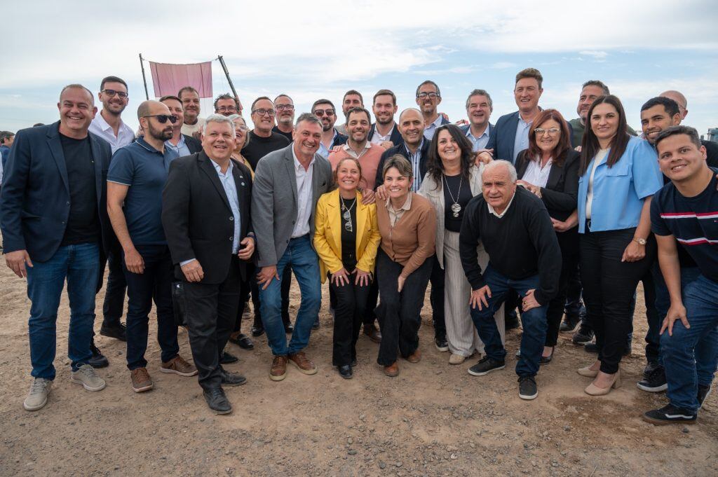 Llaryora Benedetti Arroyito pusieron en marcha las obras de la Autopista 19