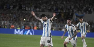Messi festeja su golazo de tiro libre, con el que llegó a los 800 tantos como profesional en toda su carrera.