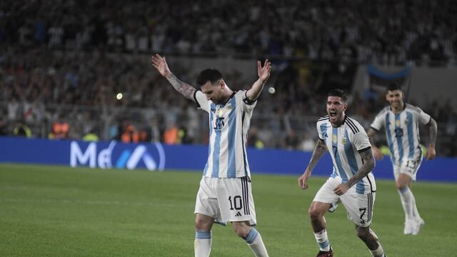 Messi festeja su golazo de tiro libre, con el que llegó a los 800 tantos como profesional en toda su carrera.