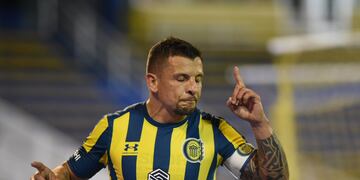 Emiliano Vecchio festeja el gol ante Deportivo Táchira