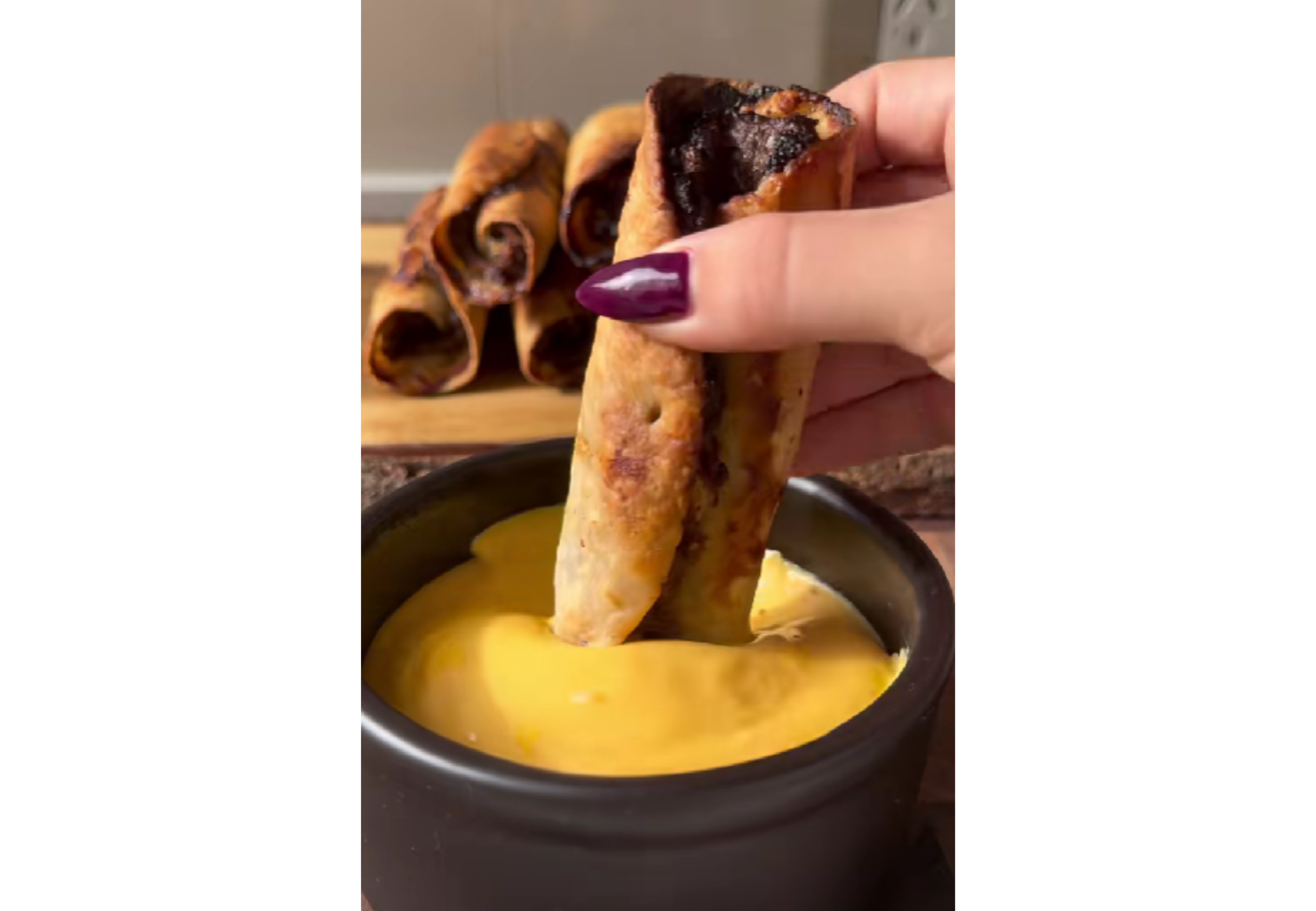 Rolls de carne y cheddar, ideal para cortar semana.