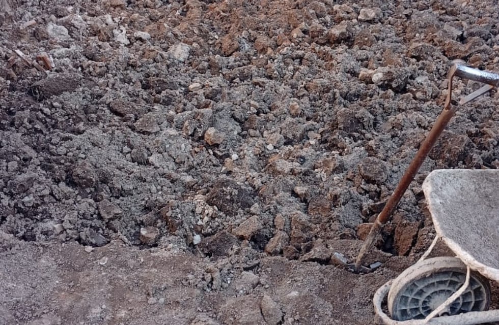 Susto en Córdoba: estaban por instalar una pileta en el patio y se toparon con un peligroso artefacto