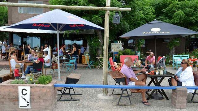 Restaurantes y bares solo podrán servir en mesas al aire libre