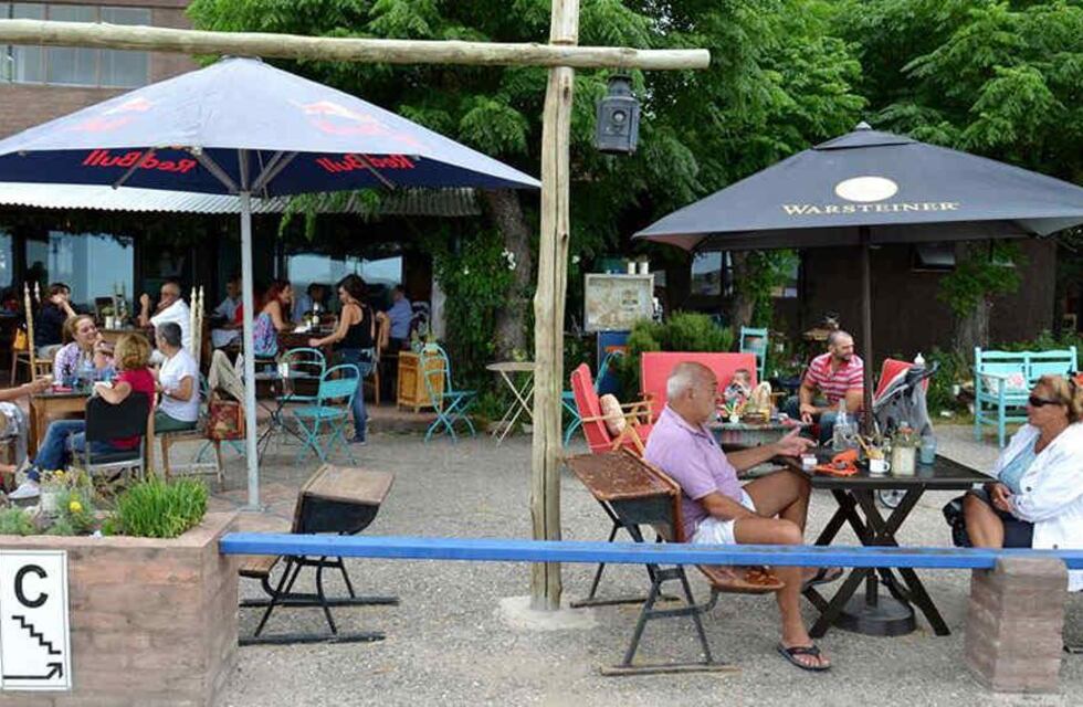 Restaurantes y bares solo podrán atender mesas al aire libre, según el nuevo DNU del Gobierno