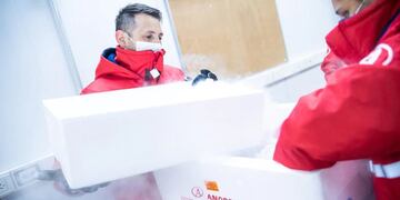 Se trata del embarque que llegó ayer lunes al Aeropuerto de Ezeiza con las vacunas cuyo principio activo se produjo en la Argentina.