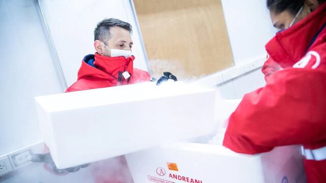 Se trata del embarque que llegó ayer lunes al Aeropuerto de Ezeiza con las vacunas cuyo principio activo se produjo en la Argentina.
