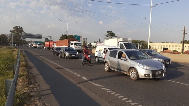 Los autos pueden pasar de manera alternada y también hay otros accesos congestionados. (@radio2rosario)