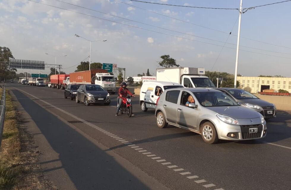 Se demora el tránsito en Circunvalación por el corte del puente a Victoria