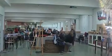 Socios y personal de la entidad tuvieron que quedarse adentro hasta que las fuerzas de seguridad les permitieron retirarse.