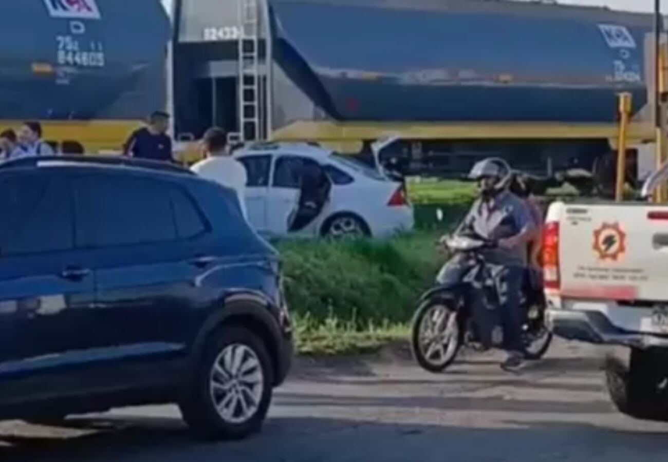 Un tren arrolló un auto en San Lorenzo