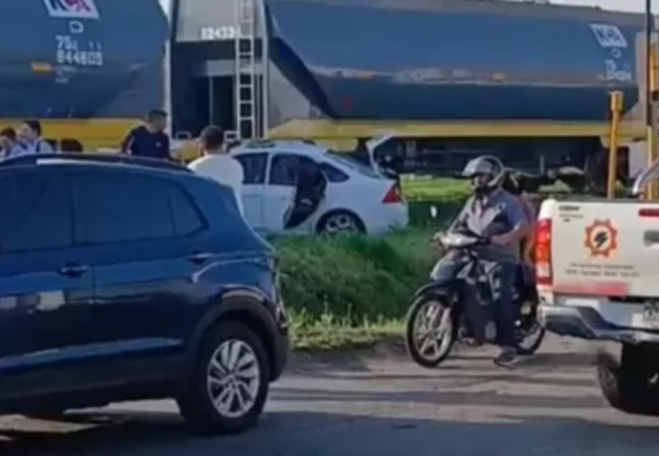 Un tren arrolló un auto en San Lorenzo