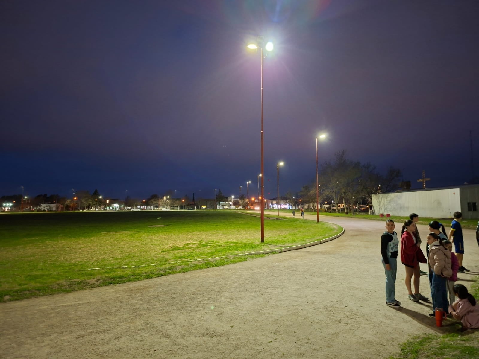 La pista de atletismo del Polideportivo “Rubén González” cuenta con nueva iluminación