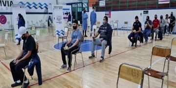 Se vacuna a trabajadores esenciales del sector productivo de la zona.
