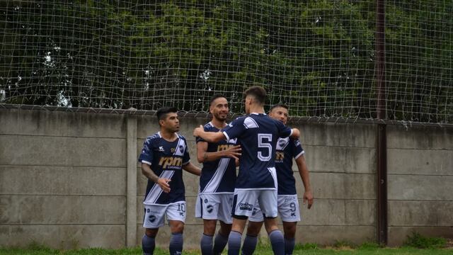 Acosta festeja el gol de Ben Hur ante ADIUR