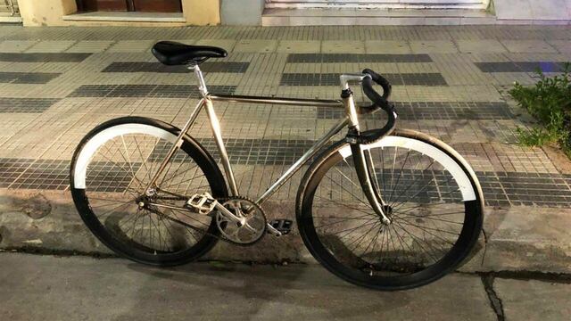 El conductor de la bicicleta es un joven de 26 años.