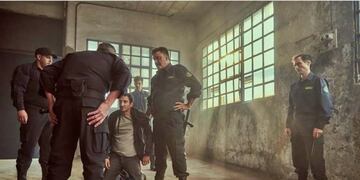 Monna, al fondo de una de las escenas en la que participó