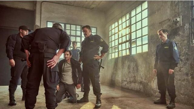 Monna, al fondo de una de las escenas en la que participó