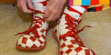 Un tiktokero utiliza zapatos de payaso, patas de rana y tacos aguja para desafiar su propia velocidad. Foto: AP/Matthew Brown/Archivo.