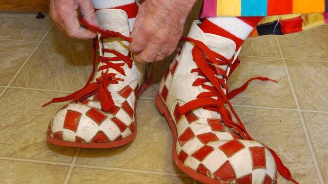 Un tiktokero utiliza zapatos de payaso, patas de rana y tacos aguja para desafiar su propia velocidad. Foto: AP/Matthew Brown/Archivo.