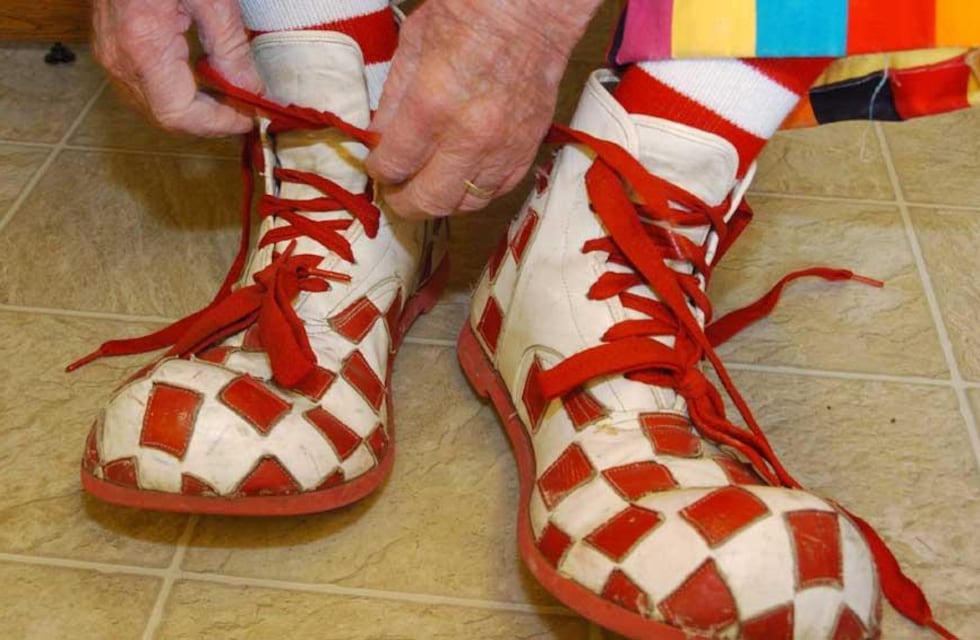 Es furor en TikTok por usar patas de rana, tacos aguja y zapatos de payaso para correr