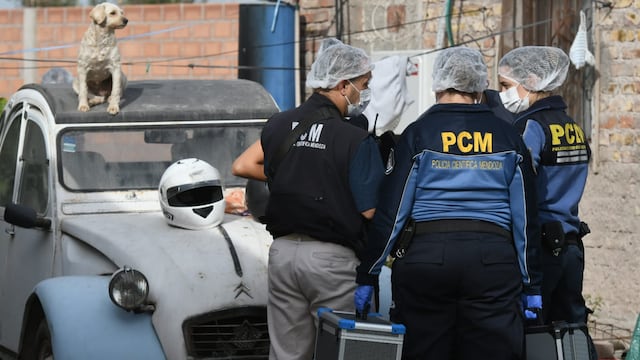 Científica recolectando datos en la casa de Juan Vela, asesinado anoche para robarle la moto.  /ignacio Blanco - Los Andes.