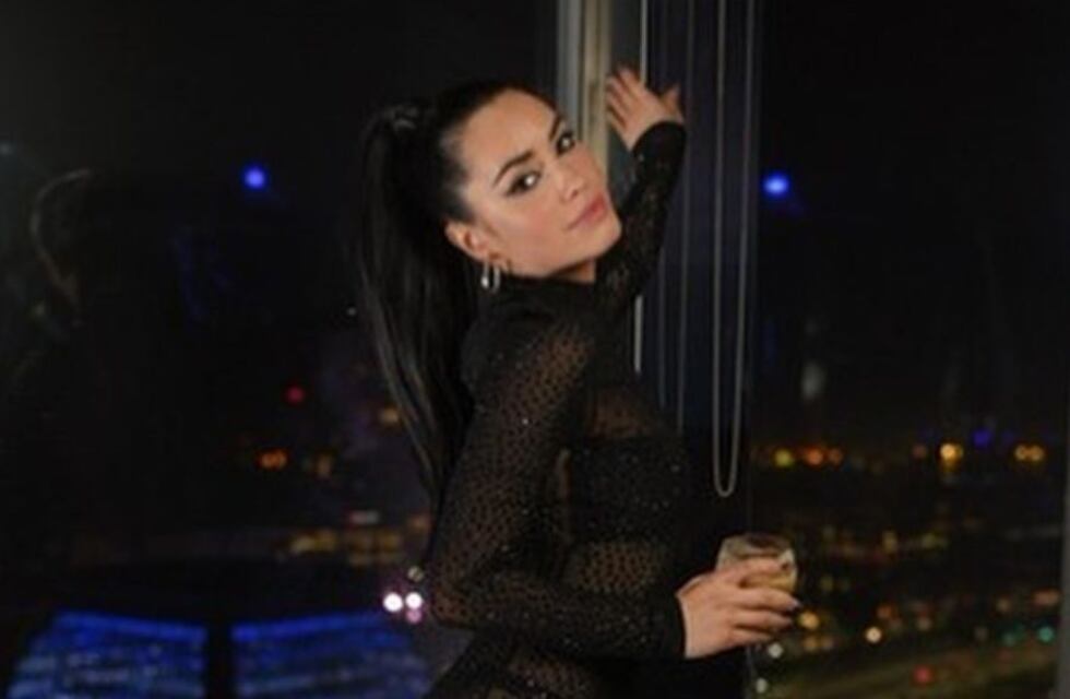 Lali Espósito posó con top de cuero negro y pelo trenzado: “Siempre ready”