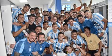 El festejo de Racing en el vestuario luego de ganarle a Gimnasia de Jujuy en Nueva Italia (Prensa Racing).