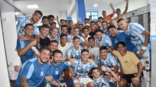 El festejo de Racing en el vestuario luego de ganarle a Gimnasia de Jujuy en Nueva Italia (Prensa Racing).