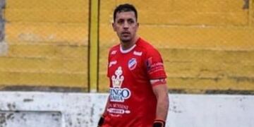 Agustín Trotta terminó ocupando el arco de Rosario luego de la lesión de Marcos Coronda