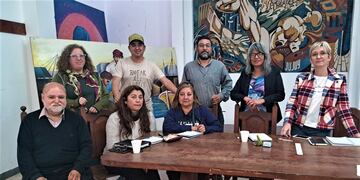Dirigentes de los gremios docentes de Jujuy en reunión técnica-salarial preparando la propuesta para llevar a la paritaria con el Gobierno, encuentro que fue reprogramado para el martes próximo.