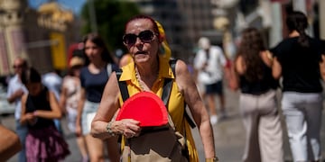 Una mujer se abanica en Madrid, 10 de julio de 2023. Foto: AP / Manu Fernandez.