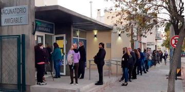 Una fila de mas de 40 metros con gente esperando para vacunarse (Plan B Noticias)