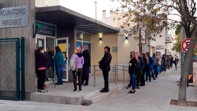 Una fila de mas de 40 metros con gente esperando para vacunarse (Plan B Noticias)